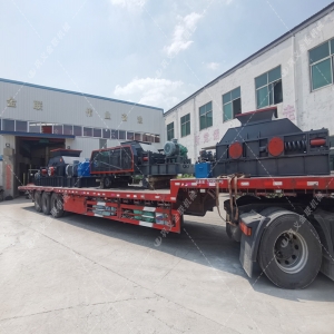 1200*1200雙齒輥破碎機(jī)，兩臺(tái)900*900軌道移動(dòng)雙齒輥破碎機(jī)發(fā)往云南