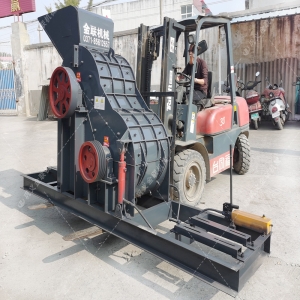 大型對輥式河卵石制砂機安裝現場