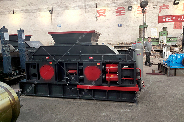 2PGY1000X700型全自動液壓對輥破碎機發往河北