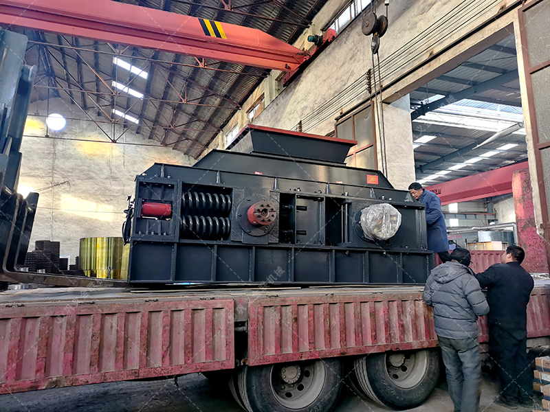 半自動對輥破碎機發貨 中大型破碎機發往甘肅