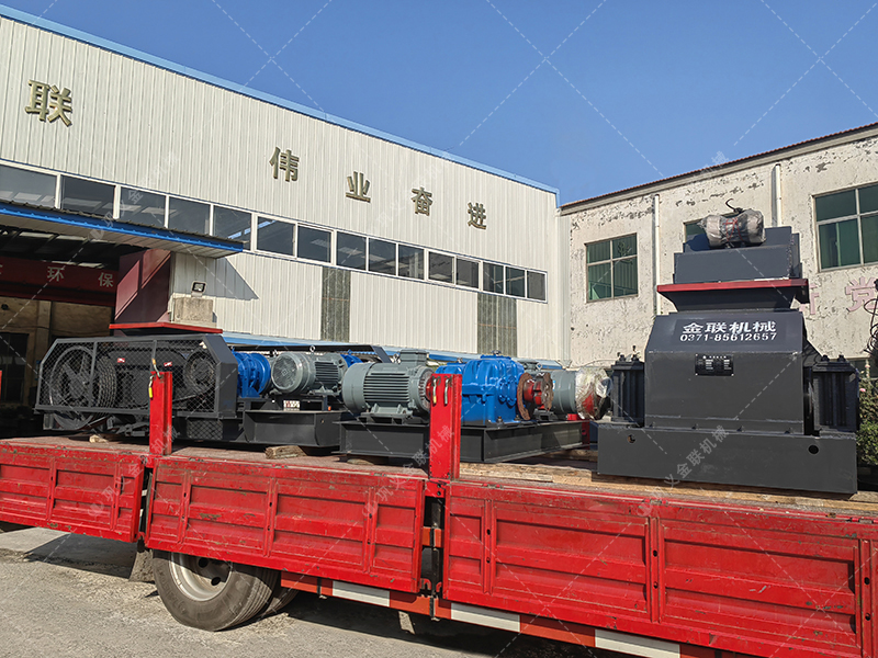 兩臺中小型直連對輥破碎機發往河南