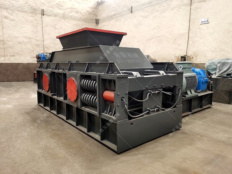 1500x1000大型半自動液壓對輥破碎機發往廣東