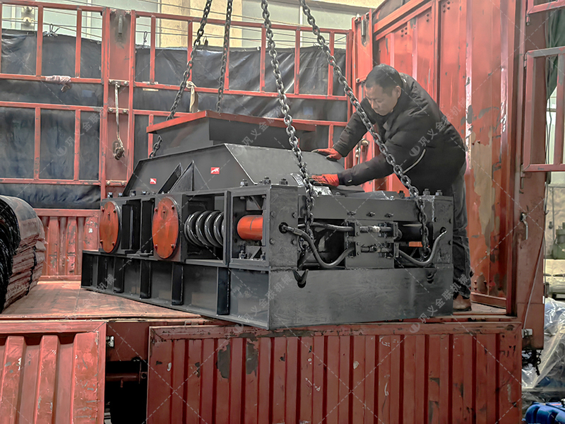 中型對輥式河卵石制砂機發往廣東連州