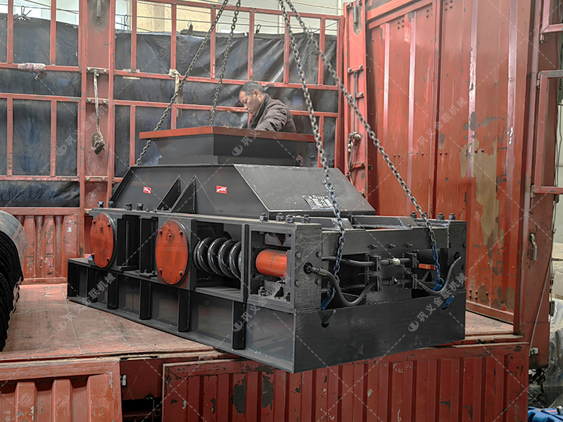 中型對輥式河卵石制砂機發往廣東連州