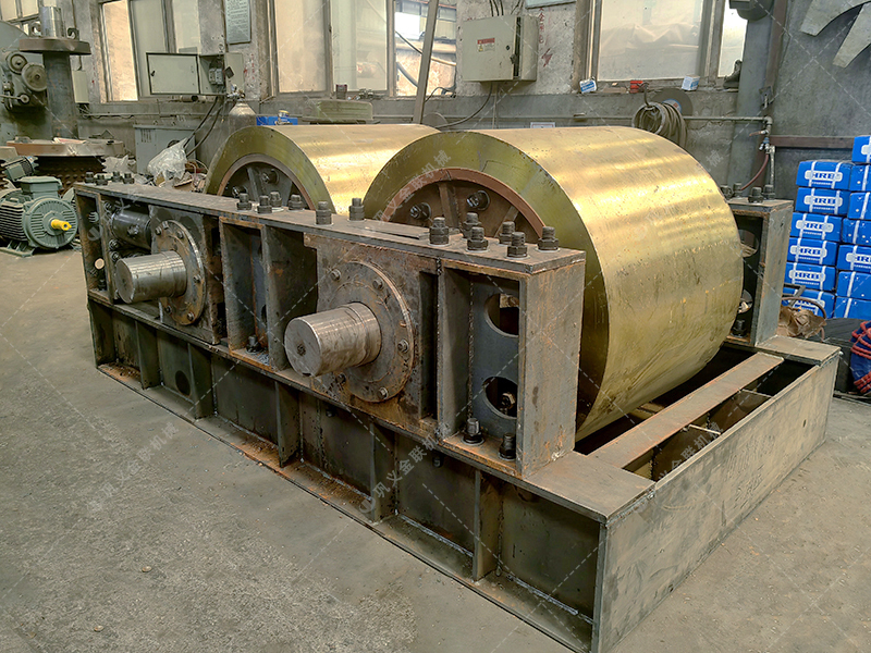 四川綿陽制砂生產線需要配置一臺1210型液壓對輥制砂機