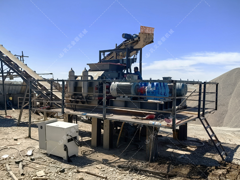 四川綿陽制砂生產線需要配置一臺1210型液壓對輥制砂機